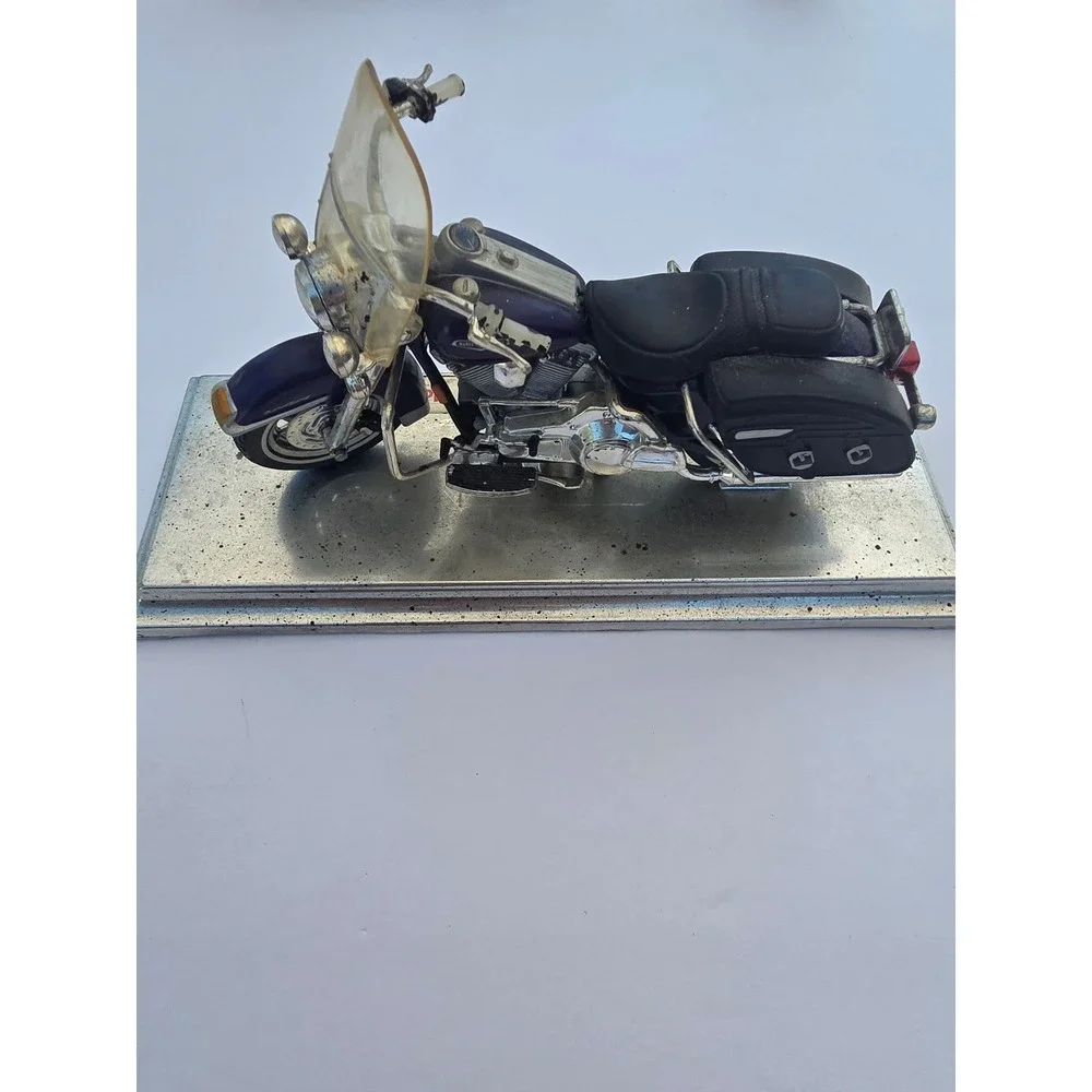Maisto Harley-Davidson 2000 FLHRC Road King Classic Diecast Model on Base
